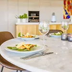 Luxury 3-bed Penthouse With Ocean Views, Terrace & Pool 아파트