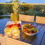 Luxury 3-bed Penthouse With Ocean Views, Terrace & Pool 쿼테이라