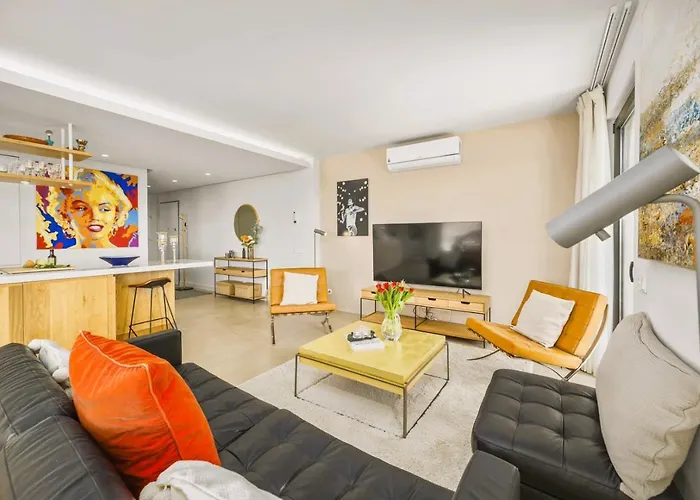 Luxury 3-bed Penthouse With Ocean Views, Terrace & Pool Apartment