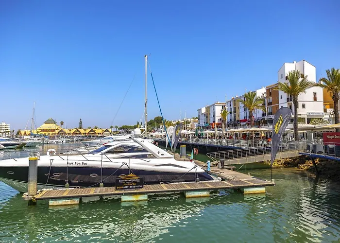 Luxury 3-bed Penthouse With Ocean Views, Terrace & Pool Quarteira