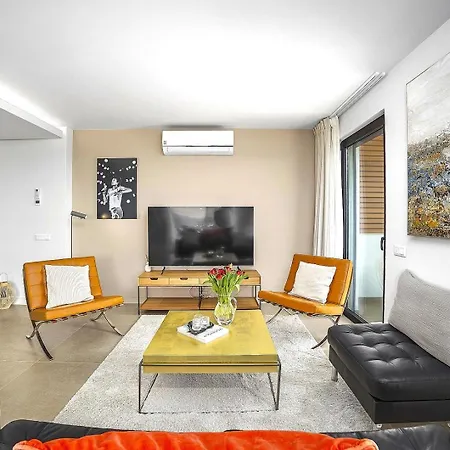 Luxury 3-bed Penthouse With Ocean Views, Terrace & Pool Quarteira
