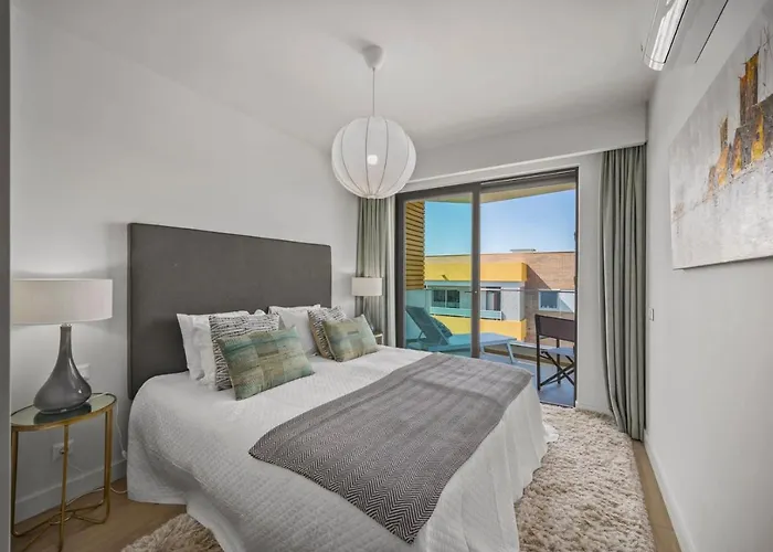 Luxury 3-bed Penthouse With Ocean Views, Terrace & Pool