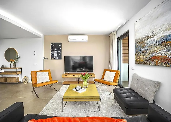 Luxury 3-bed Penthouse With Ocean Views, Terrace & Pool Quarteira